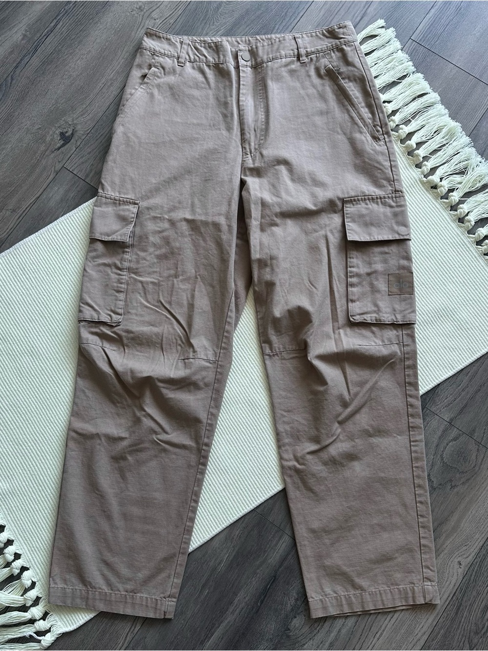 Alo Yoga Cargo Ripstop Loose Fit Straight Leg Pants in Gravel